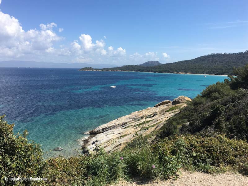 Mare blu e acqua cristallina dal primo punto panoramico lungo il sentiero che conduce alla plage de notre dame