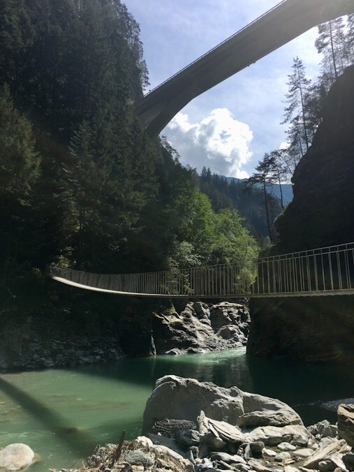 Ponte sopra il Reno sulla passeggiata viamala-zillis 