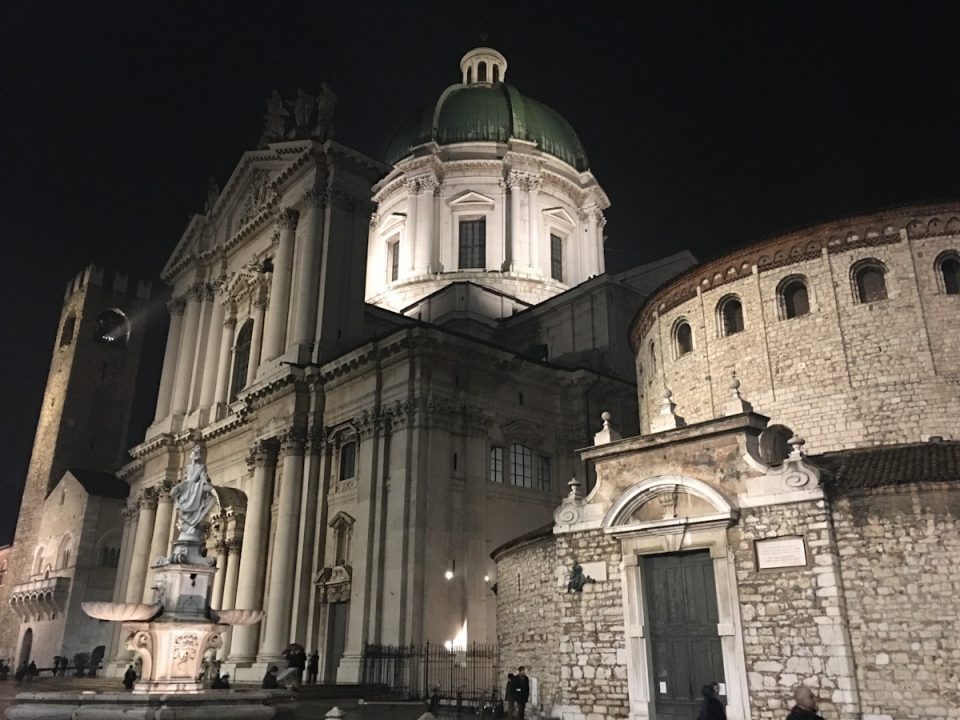 In Piazza Paolo VI si trovano il Duomo Vecchio e il Duomo Nuovo. La sera sono meravigliosamente illuminati