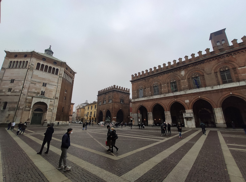 Piazza del Comune a Cremona Battistero, Loggi dei Militi e Palazzo del Comune di Cremona