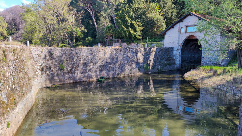 Passeggiata dell'Amore Ispra Ricovero barche lungo la passeggiata dell'amore di Ispra